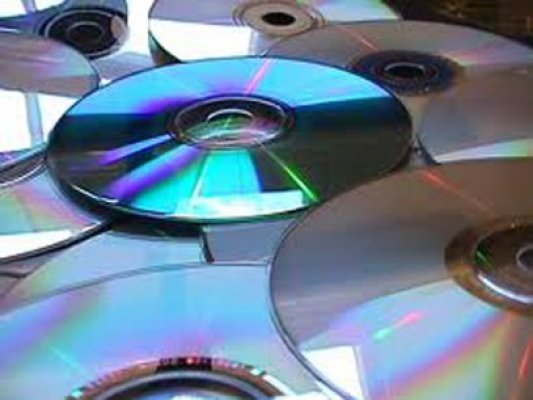 Cercetat de poliţişti pentru încălcarea drepturilor de autor